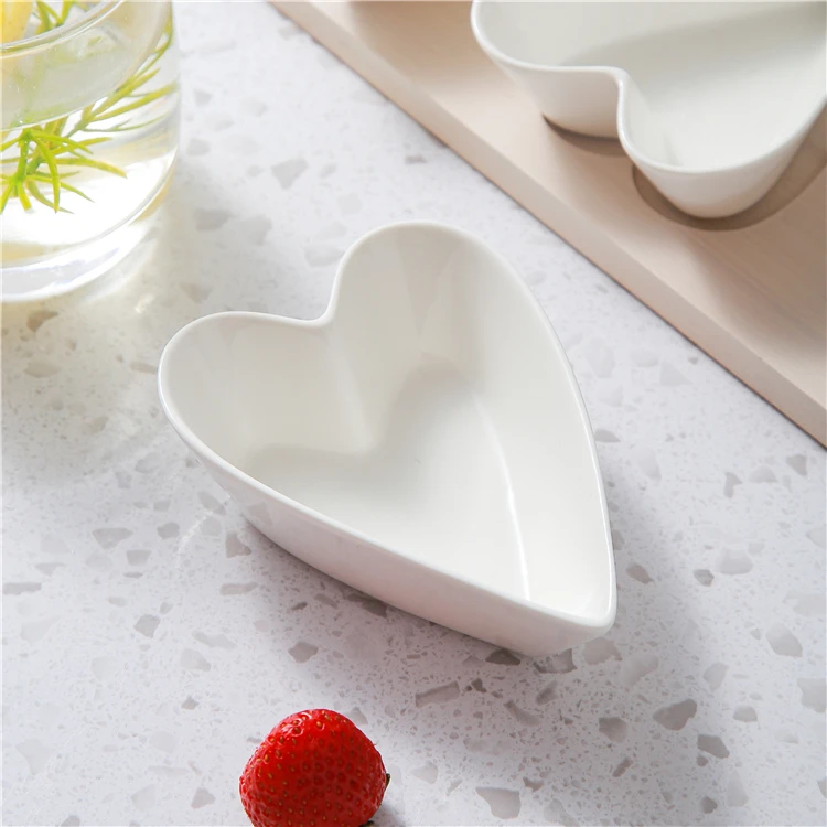 Hot selling modern unique design white heart shape ceramic serving dishes with wooden tray