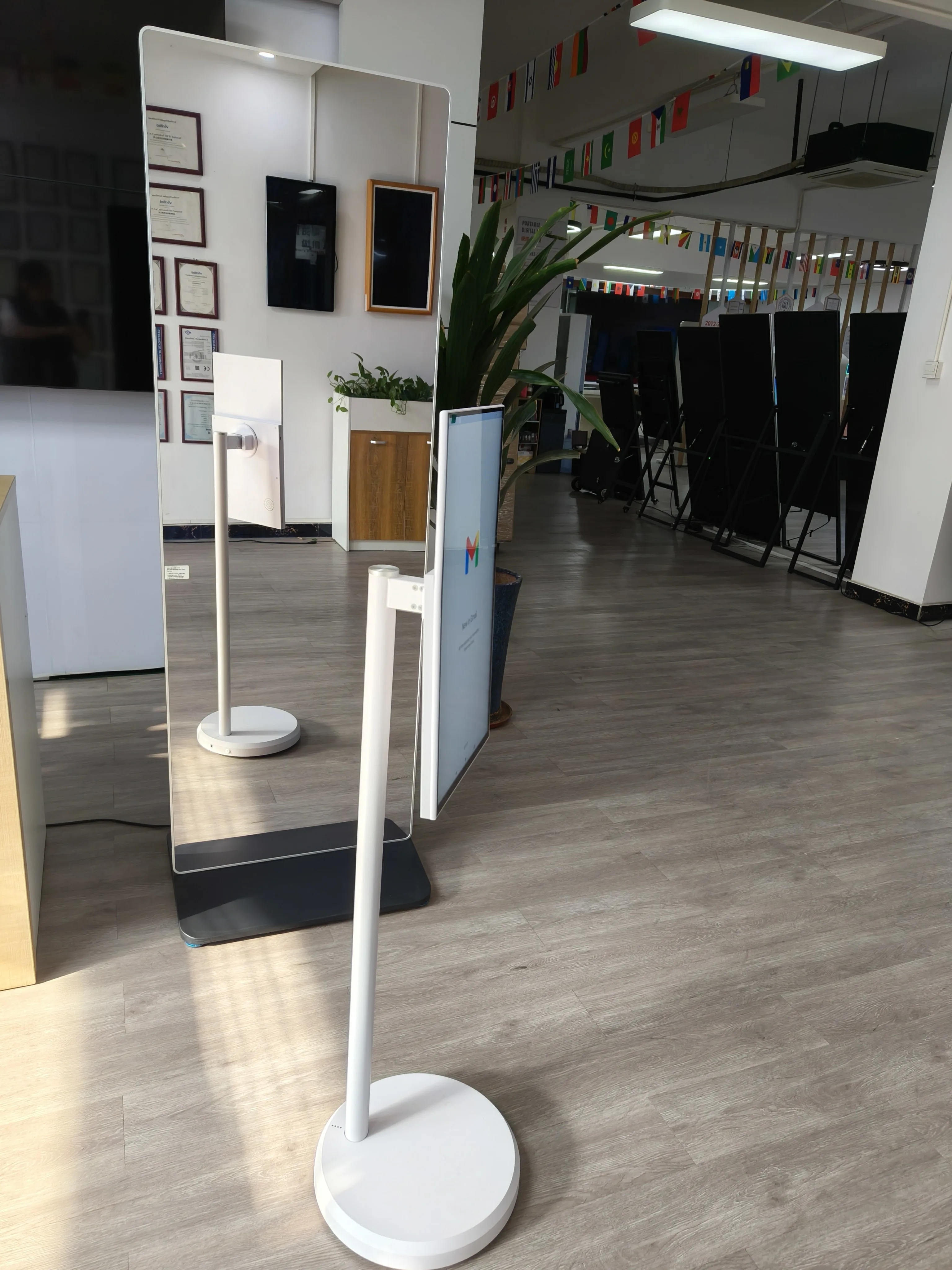 22 Inch Wireless Movable TV on Stand Wheels Indoor Touch Screen Monitor Android 12 Smart TV with Built-in 4H Battery