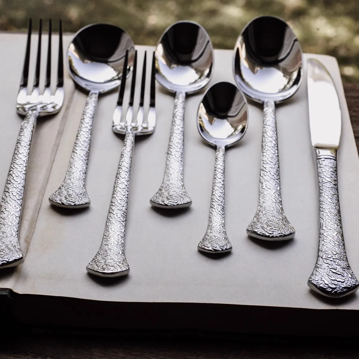 Wholesale 304 stainless steel French knife, fork and spoon retro rock plate relief cutlery set