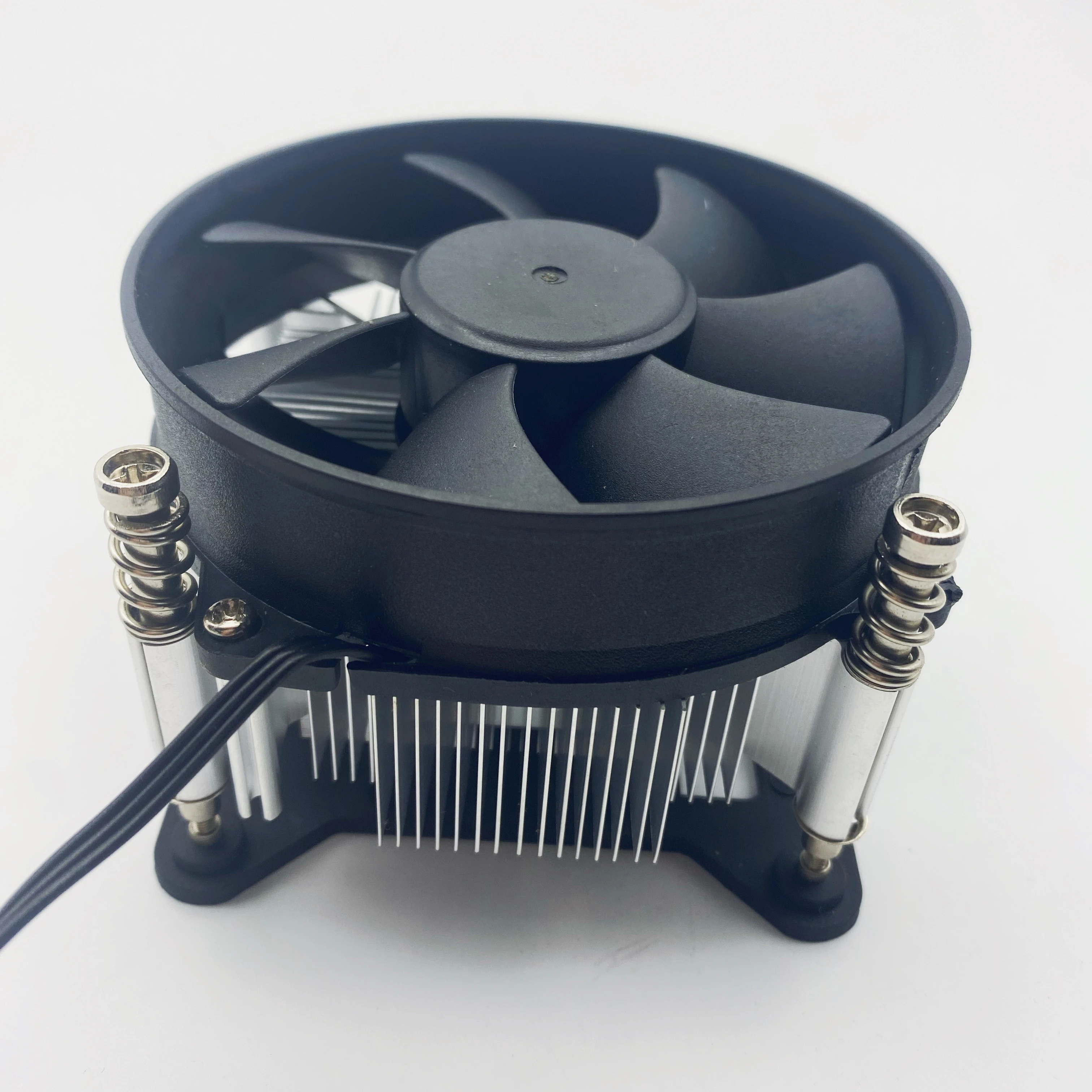 The bottom of the aluminum CPU cooler black fan be quiet cpu cooler