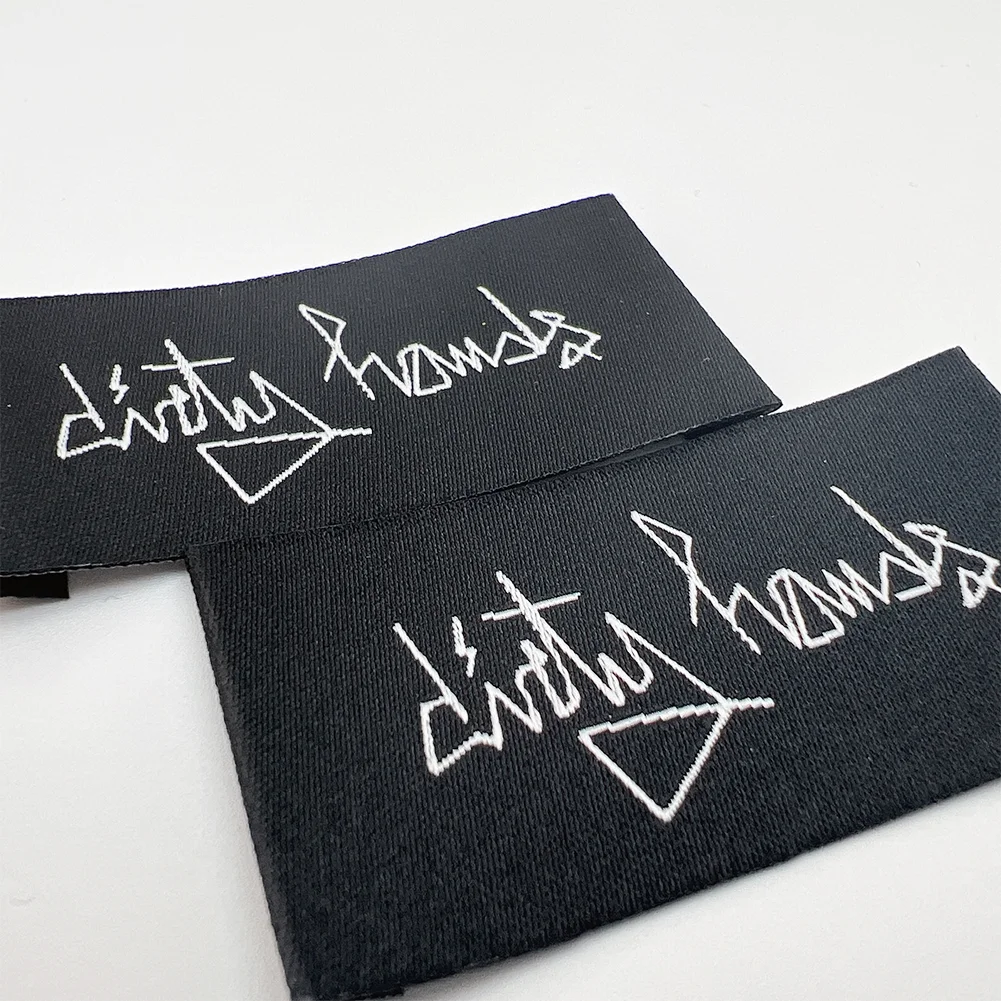 Высокоплотная оптовая продажа белый логотип одинарная вязаная шапка этикетки тканые для одежды аксессуары