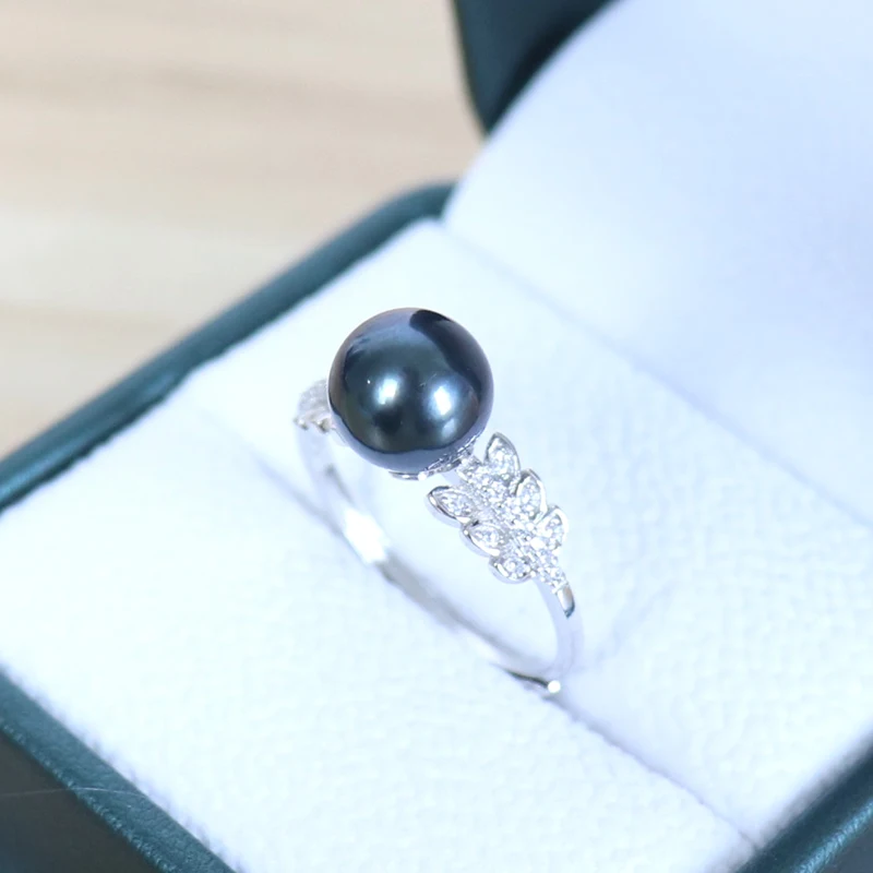 
natural tahitian pearl ring adjustable,high luster,round shape,very clean surface,925 silver mountings,flexible size 