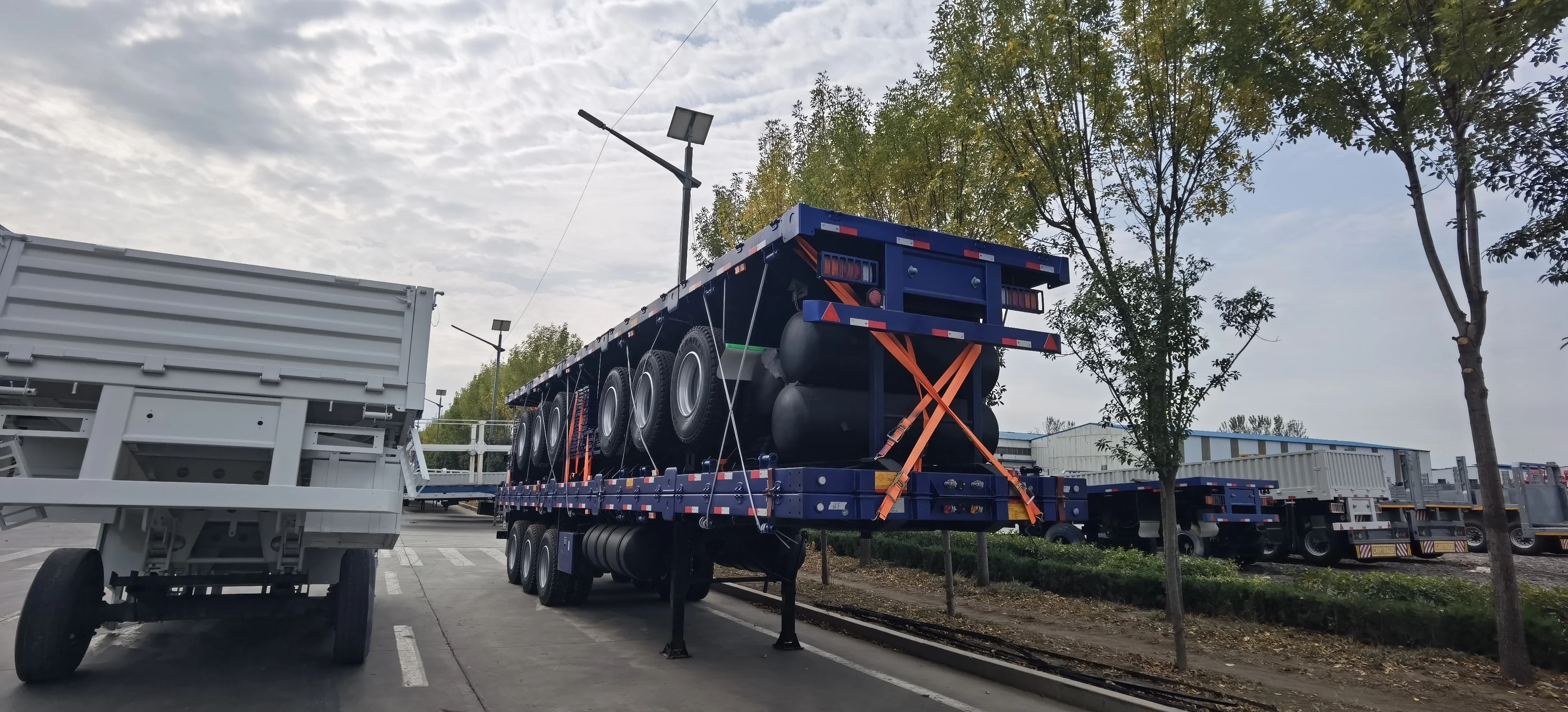 Tri-Axle 40 Feet Flatbed Truck Trailer and Used 40ft Flat Bed Semi Trailer for Sale