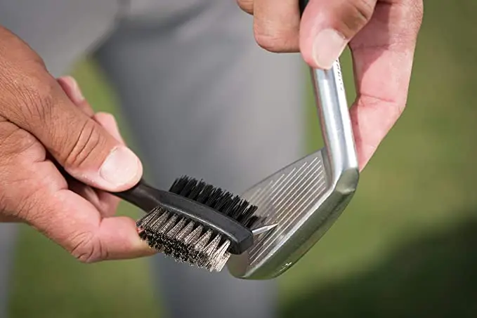 Щетка для очистки пазов клюшек с выдвижной молнией и алюминиевым карабином