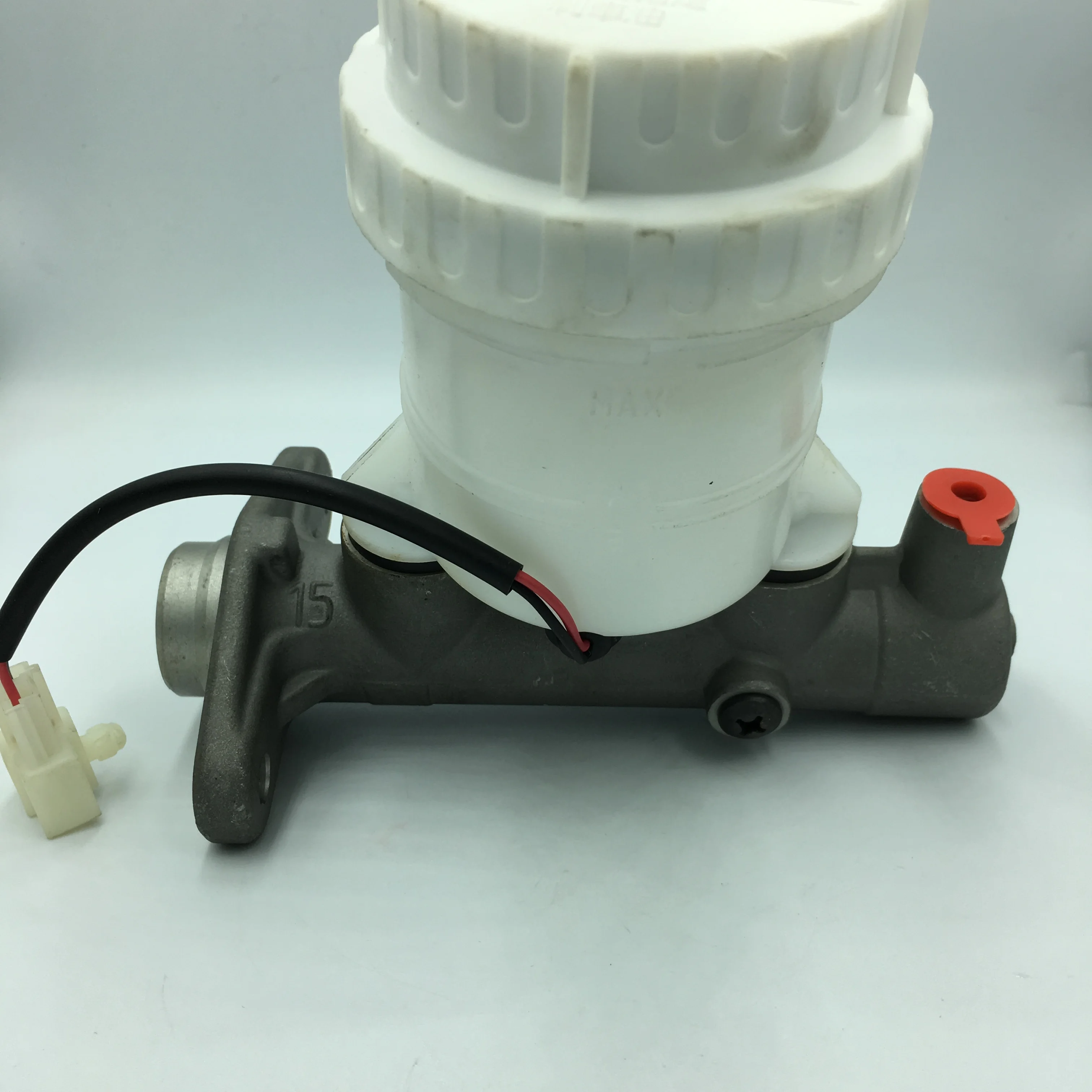 Selling high quality brake master pump  for Mitsubishi cheetah