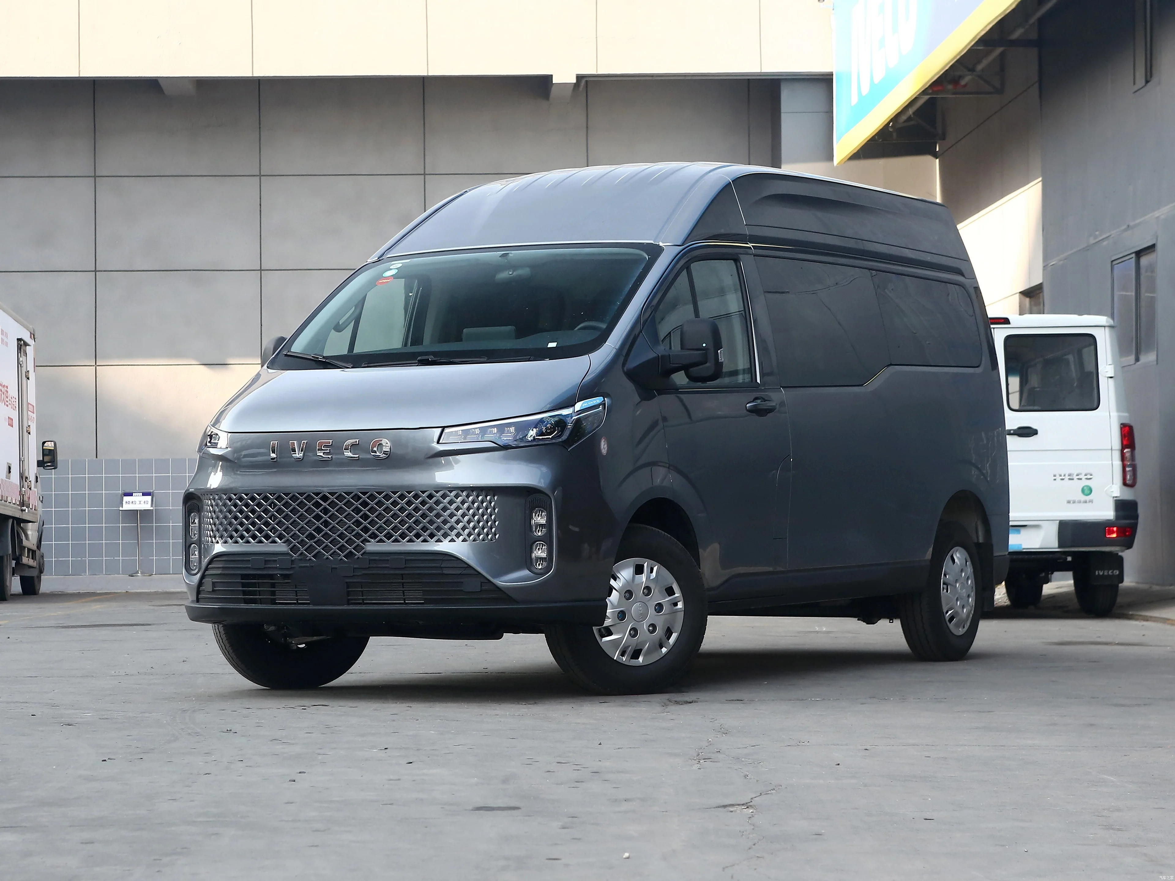 2024 2023 Iveco Juxing C33M пассажирский фургон 2 0 т 93 кВт ручная средняя ось крыша одношинный легкий
