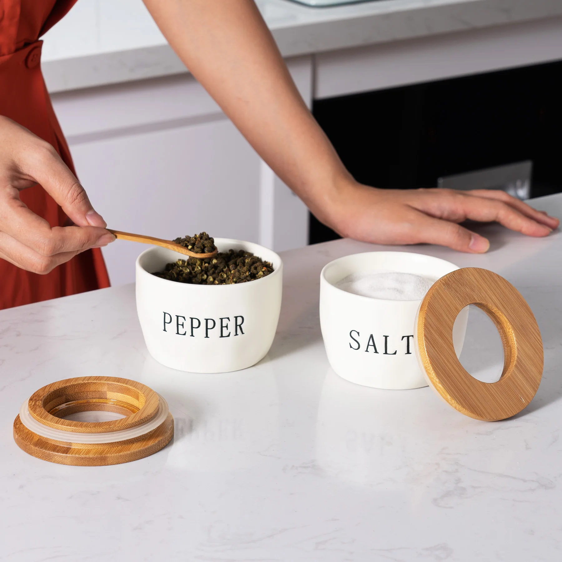 Wholesale custom kitchen seasoning box pepper salt bowl airtight ceramic jar spices containers with lid spoon