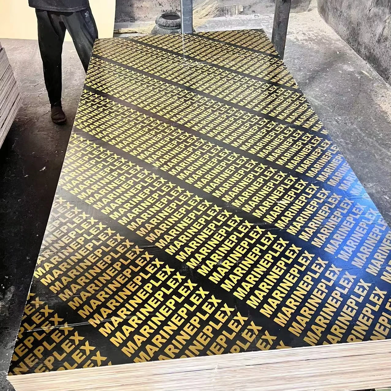 Good price 18mm finger jointed core 2+2 layer black film faced plywood