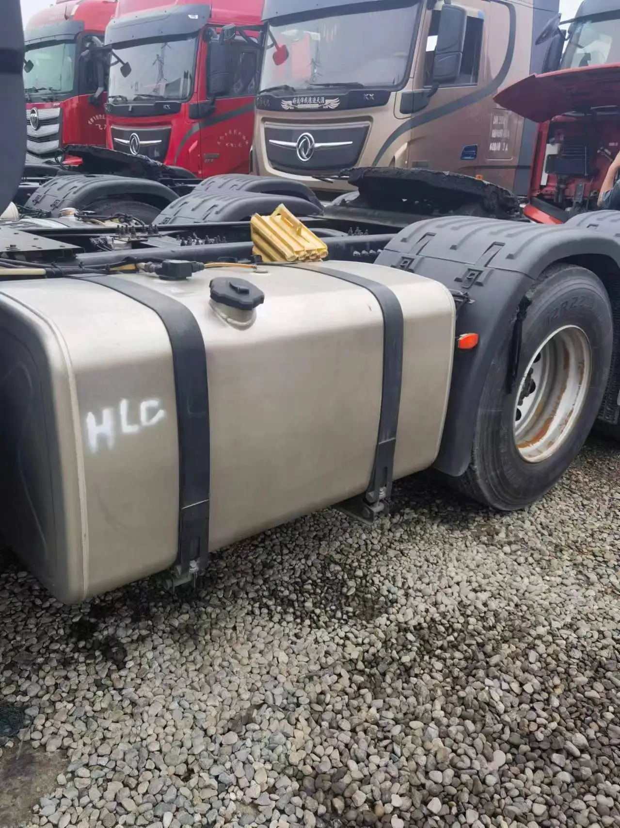 2022 Dongfeng Tianlong XL LNG fuel tractor 8X2 new energy heavy truck trailer