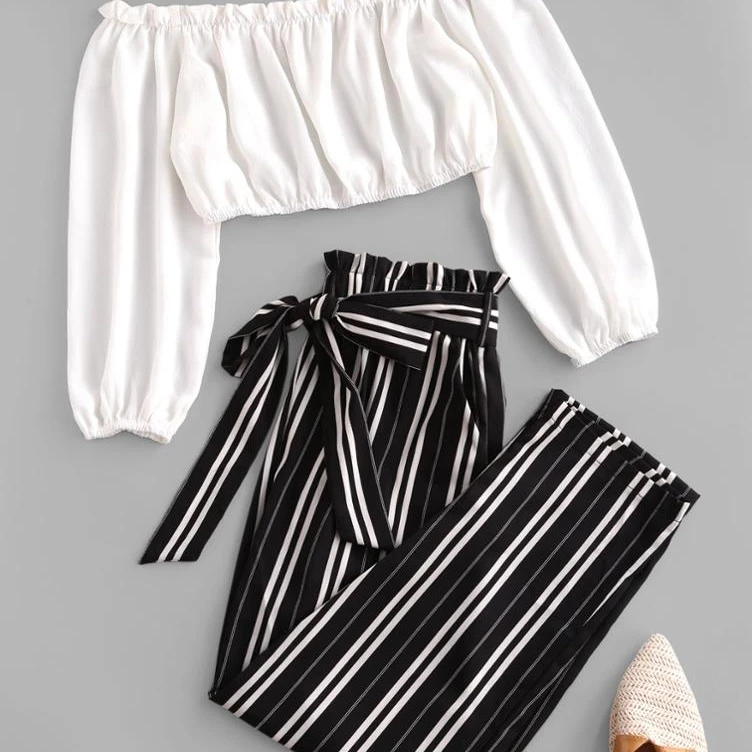 
Комплект из топа с открытыми плечами и брюк в полоску 