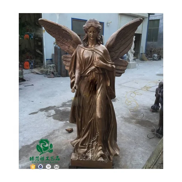 Большой золотой ангел из стекловолокна с факелом в руке