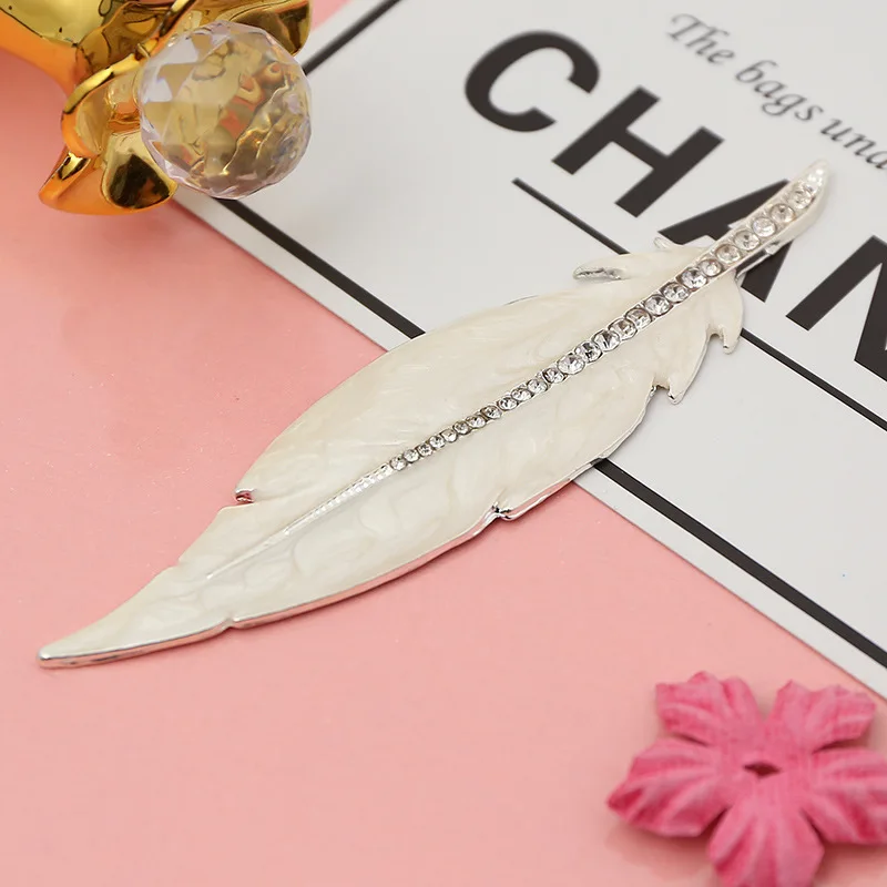 Factory new product classic white feather pendant chain jewelry mobile phone decoration accessories