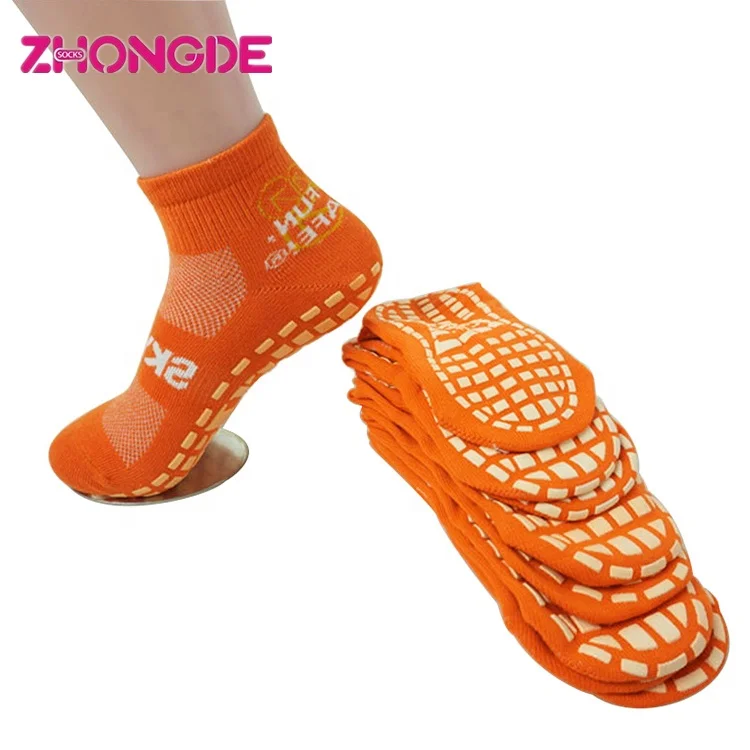 Indoor sports grip sox custom skyzone kids rubber sole JUMP socks youth adults trampoline sock supplier