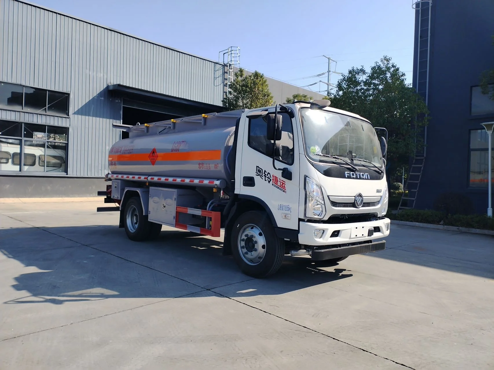 Dongfeng 4x2 13m3 Oil Transport Truck - Reliable Fuel Tanker for Refueling