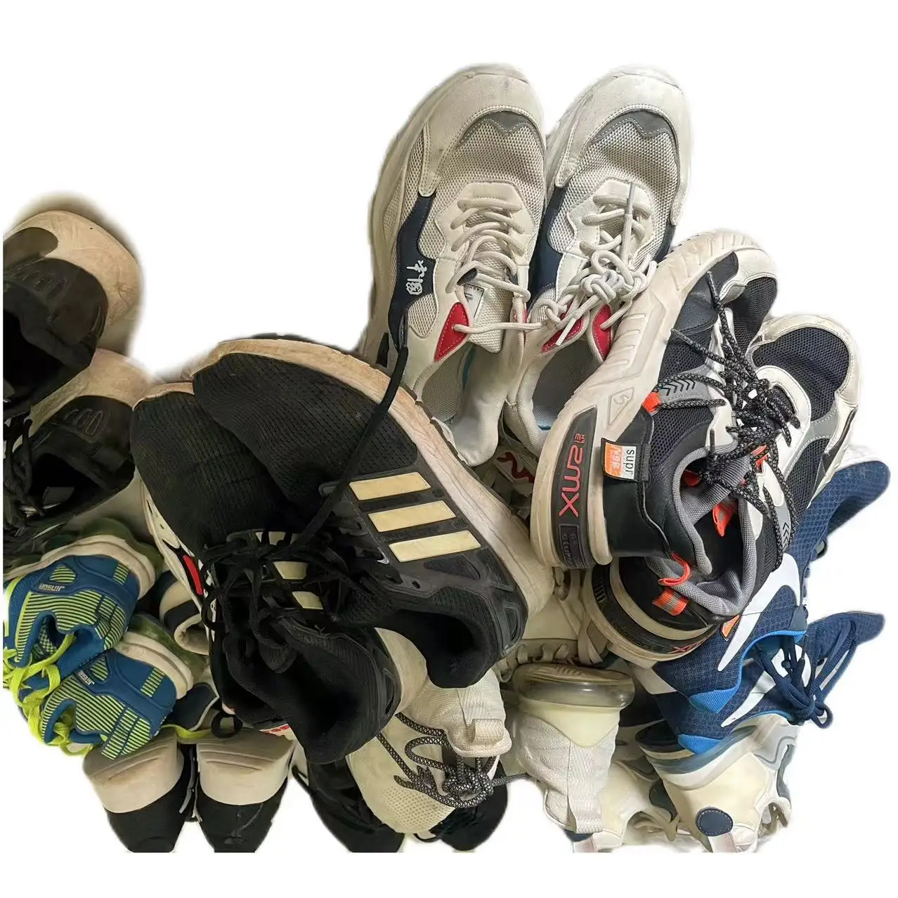There are many varieties of second-hand shoes in stock