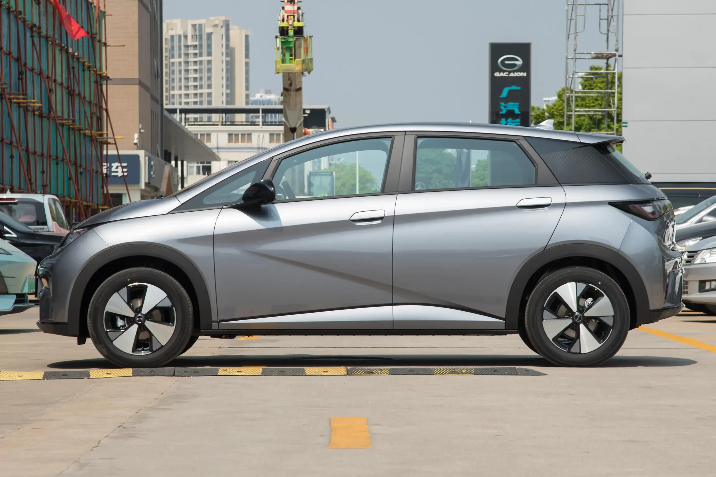 YK MOTORS 2024 EV Electric Vehicle BYD Dolphin 2WD Small Car Fast Charge 420 Range  In Stock