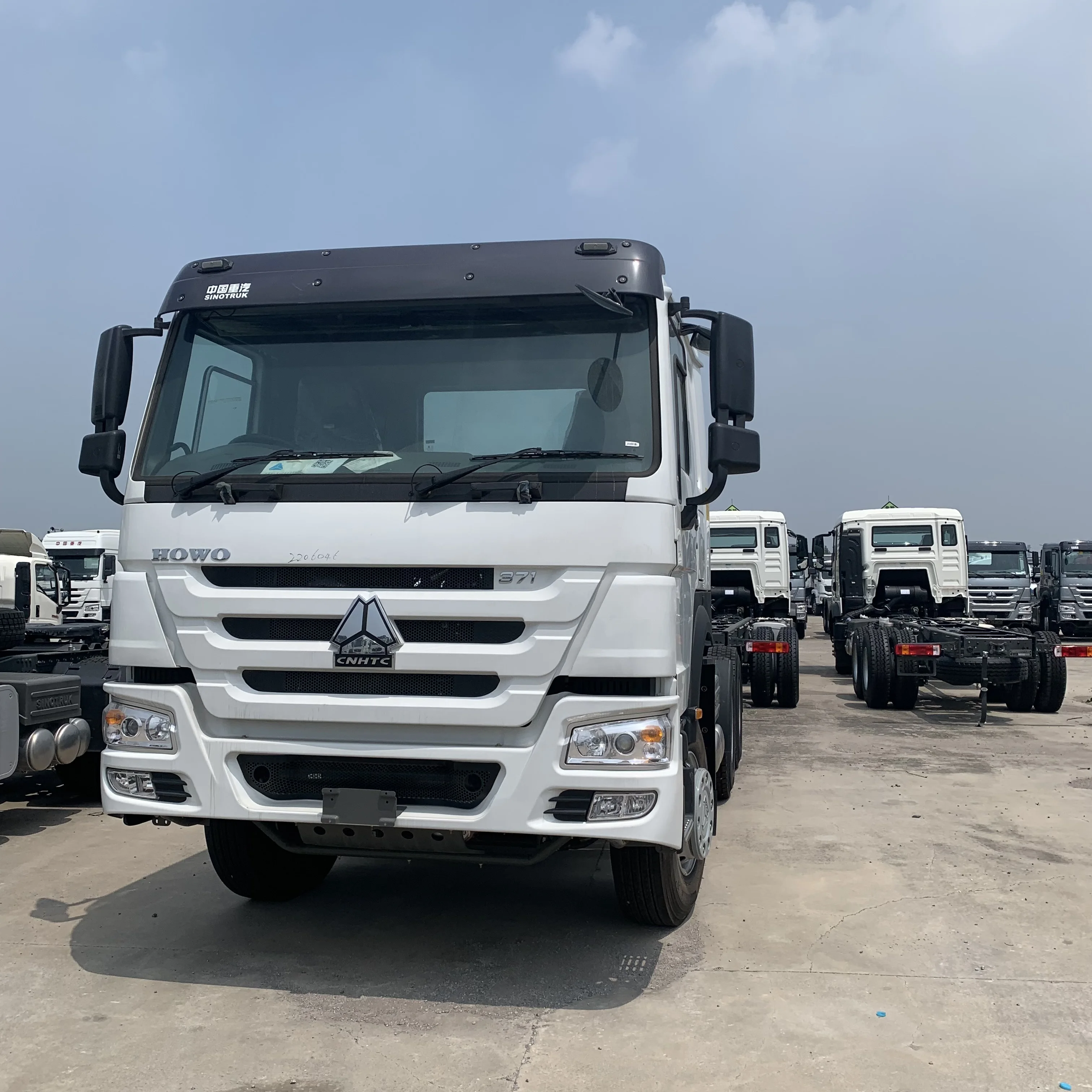 Cheap Price Sinotruck Shacman 6x6 6x4 8x4 Truck Tractor Trailer Head