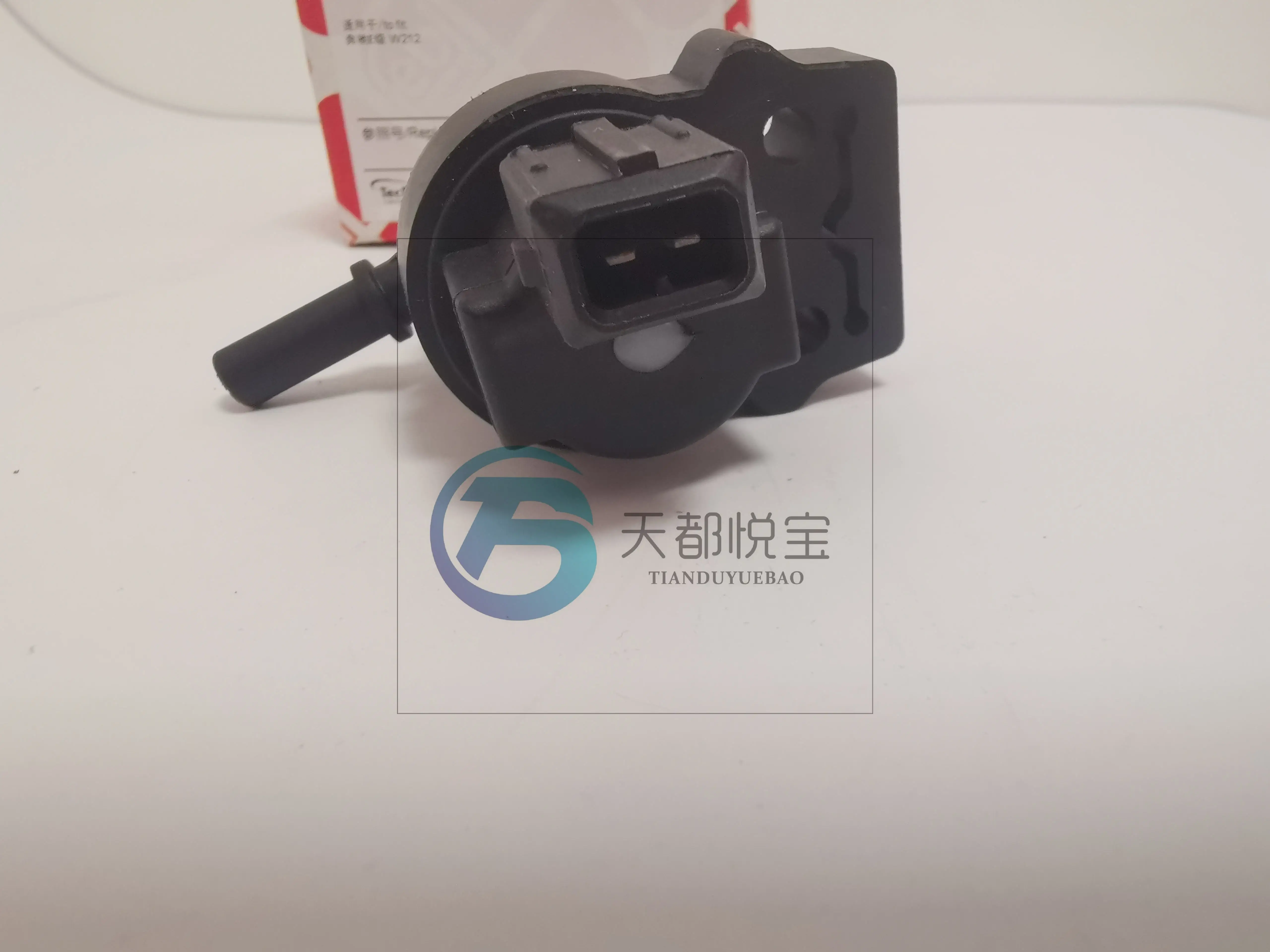 Hot Selling Car Engine Solenoid Valve Vapor Canister Purge Valve Oem 2124702493 For Mercedes Benz W212 Ml350