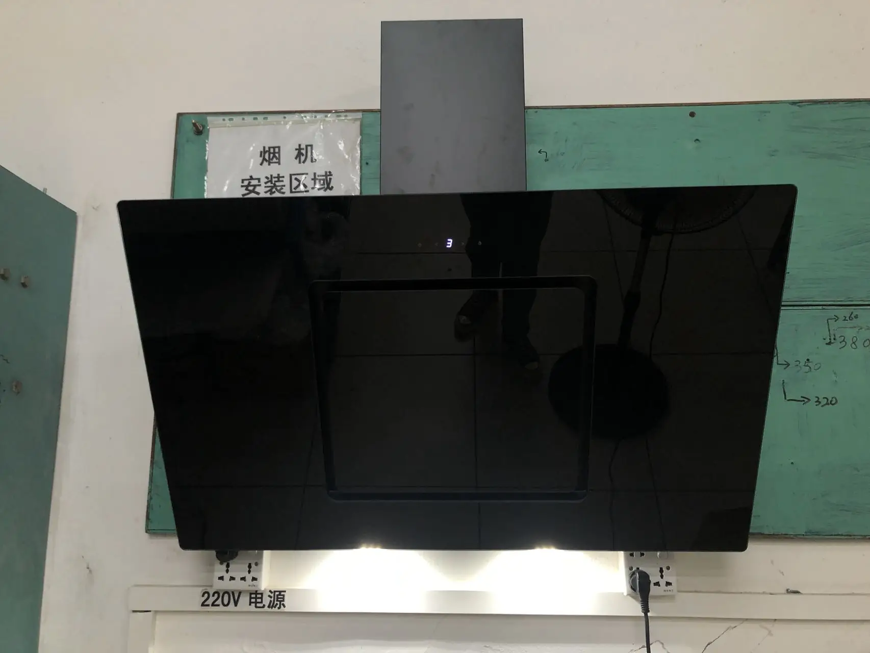 Черное стекло кухонная плита вытяжка настенная электрическая дымоходная для продажи OEM закаленное