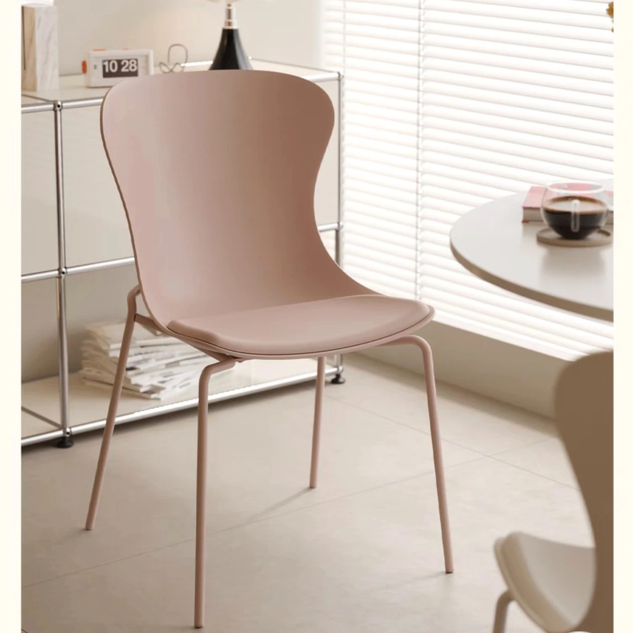 Wholesale Modern Design Armless Dinner Guest Discussion Restaurant Metal Legs Plastic Seat Beige Cafe Nordic Dining Chair