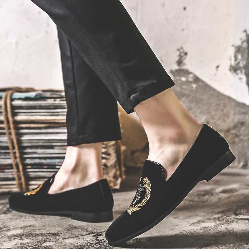 
Mens fashion velvet loafers pointed toe slip on flat casual shoes driving mocassin red bottom shoes 