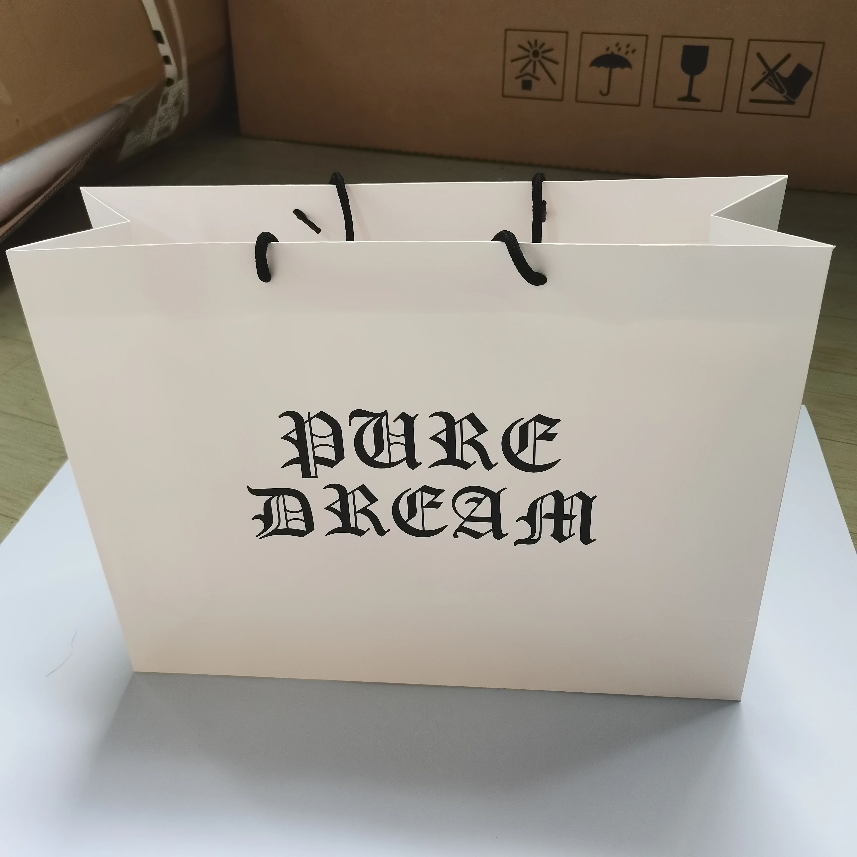 China Competitive Price Elegant Customized Brand Logo Luxury Wine Boutique Shopping White Paper Gift Bags With Ribbon Handles