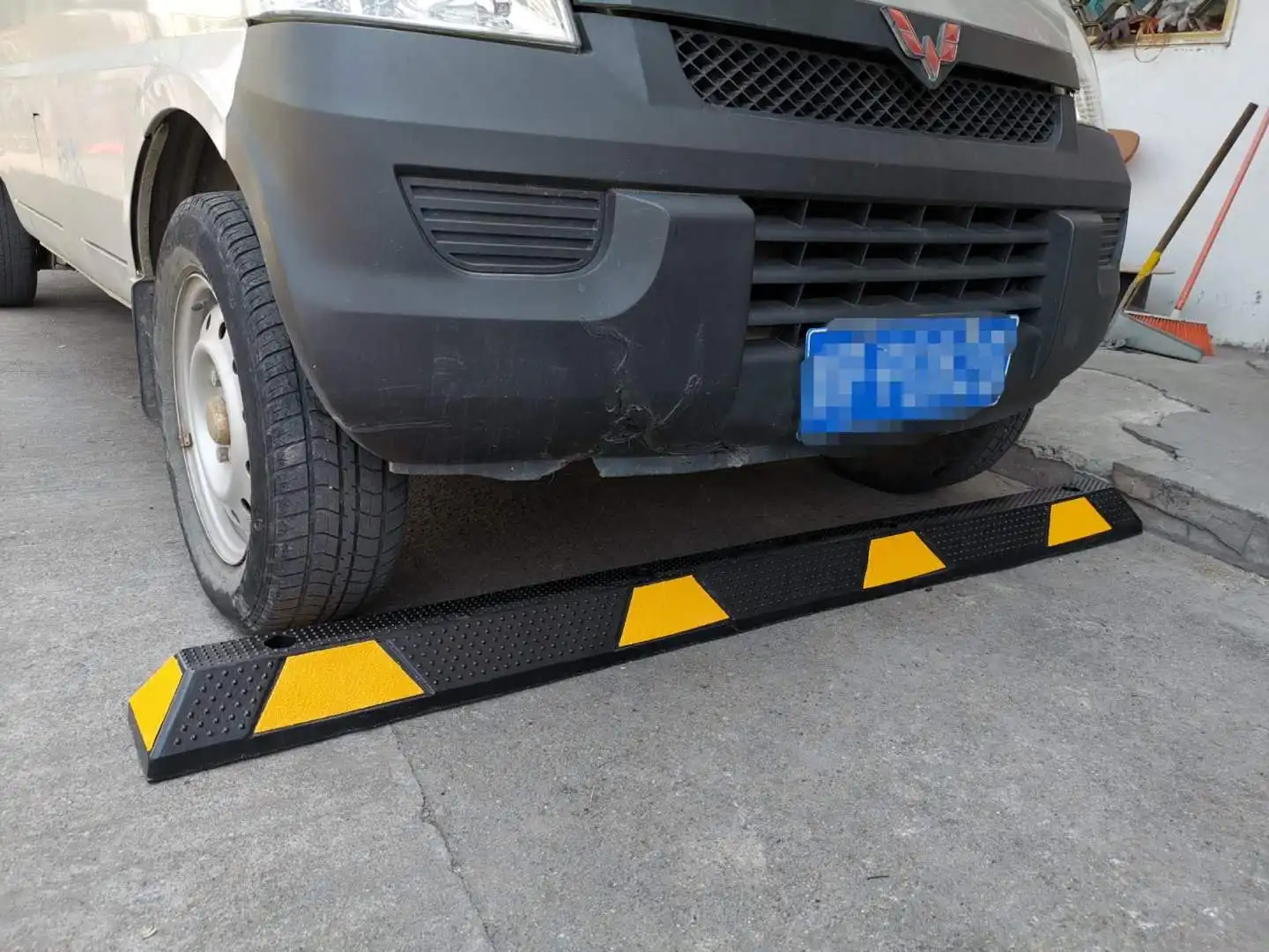  Заказной светоотражающий резиновый автомобильный парковочный блок колесный