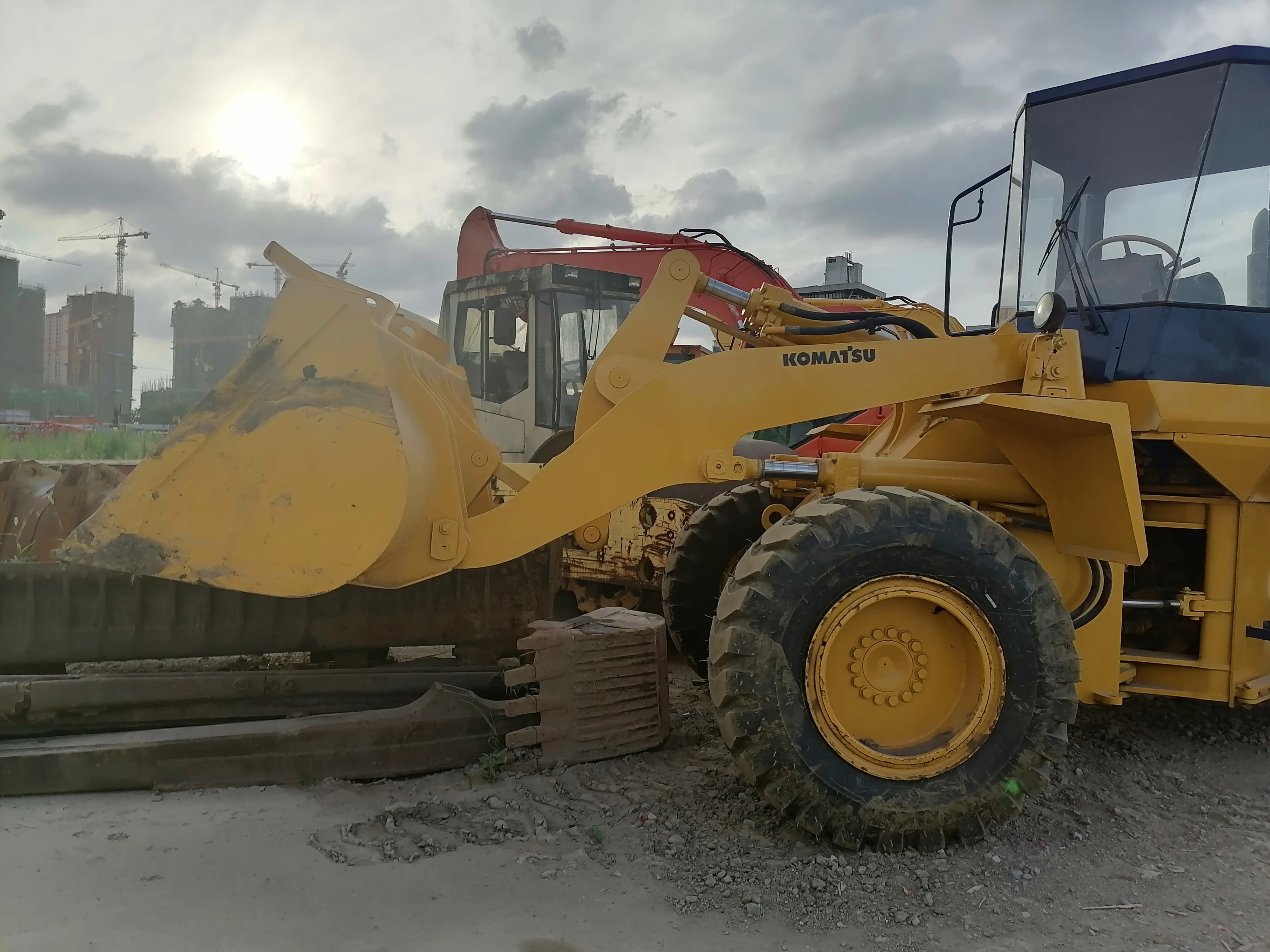 Земляной погрузчик б/у Автопогрузчик Komatsu WA300 на продажу