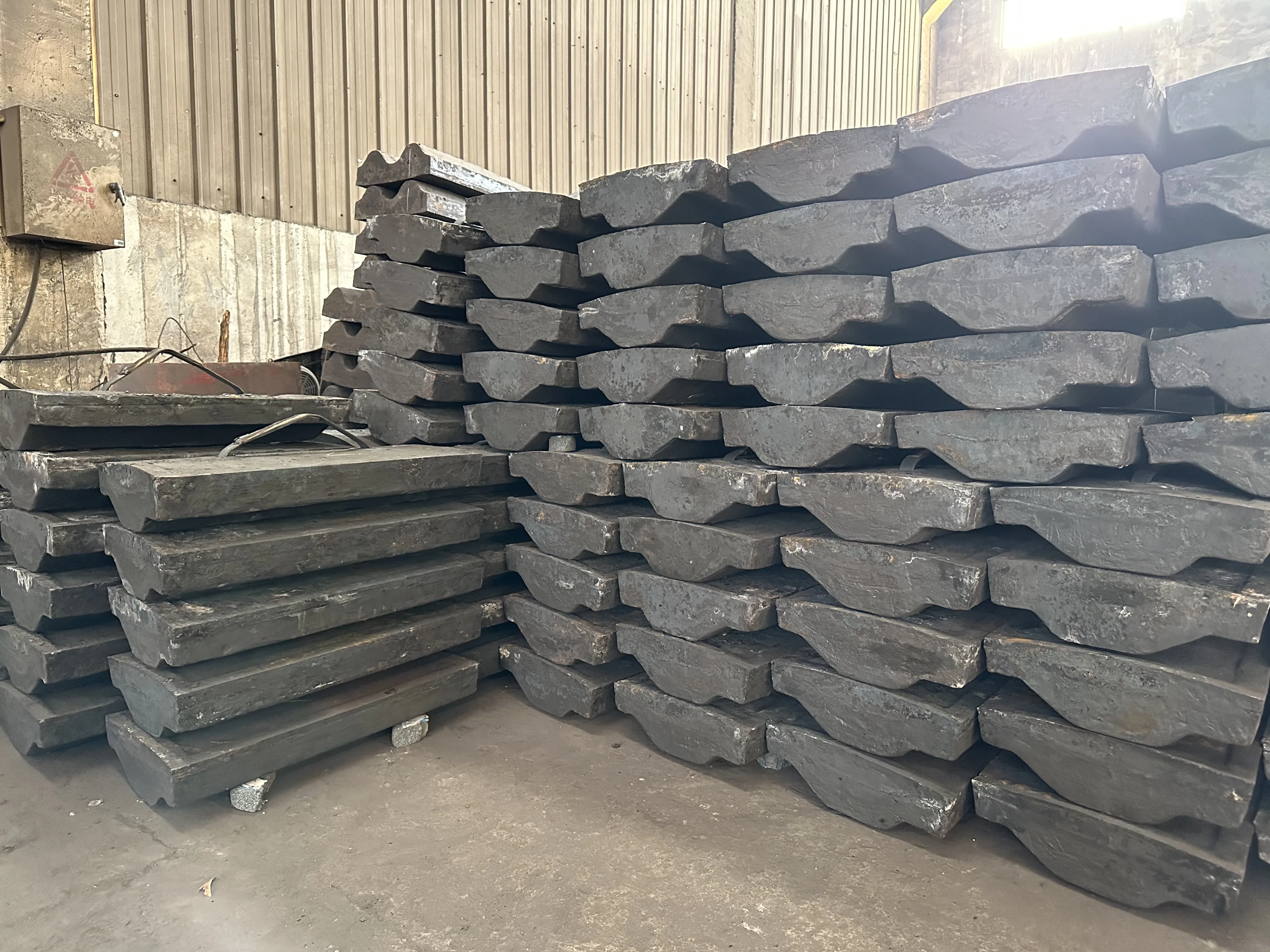 Cheap Factory Price Hardfacing alloy steel Wear Resistant bimetal Compound sand casting rod mill liner for mining industry
