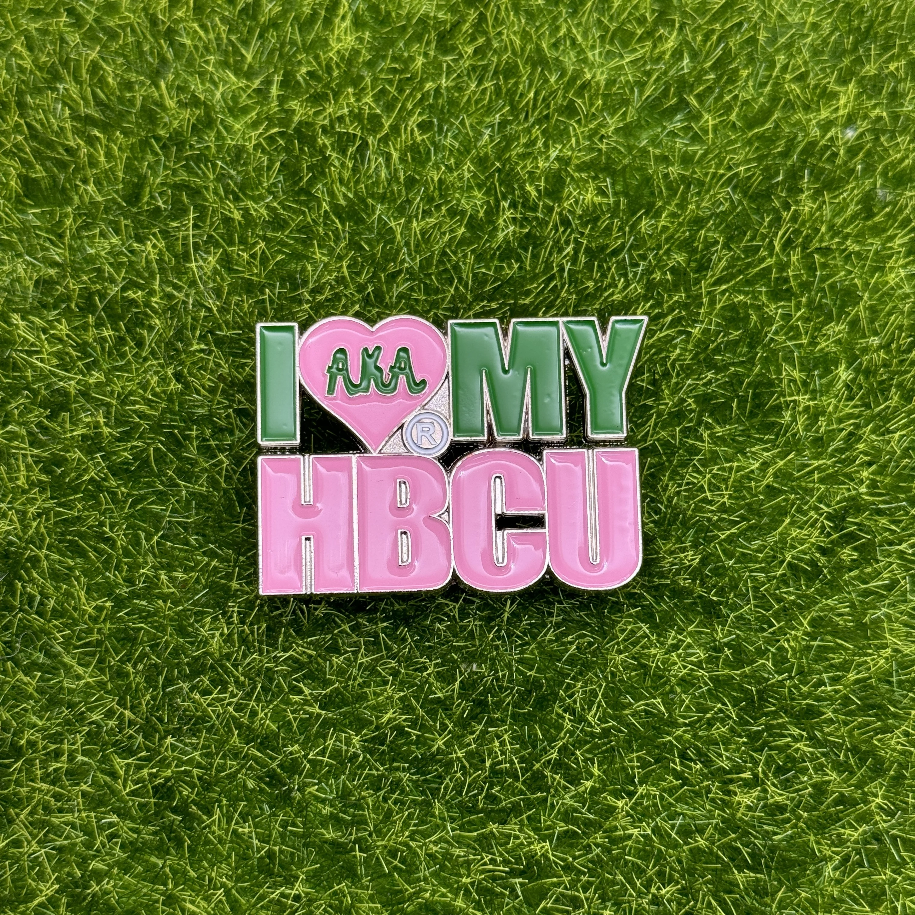 Custom New Style Association White Pearl lettering Metal Badge Brooch Fashion Metal Custom enamel badge pin