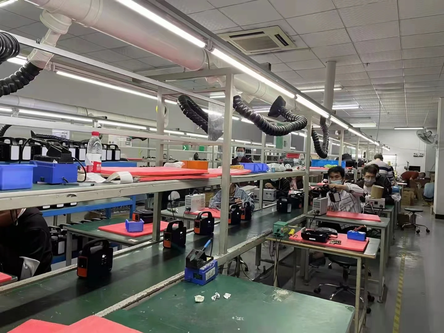 OEM 110v 220v Rechargeable Solar 1000w 500w 300w 200W Solar powered Emergency Generator Portable Power Station