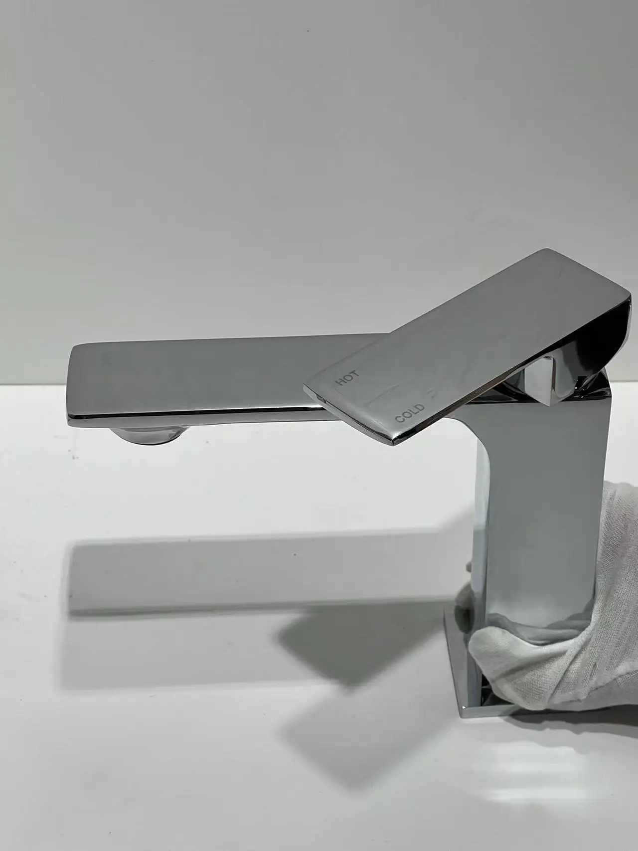 SUPER JOY brass Bathroom Faucet Desk Mounted Tap Single Hole and handle strong cleaning filtering dirt in water