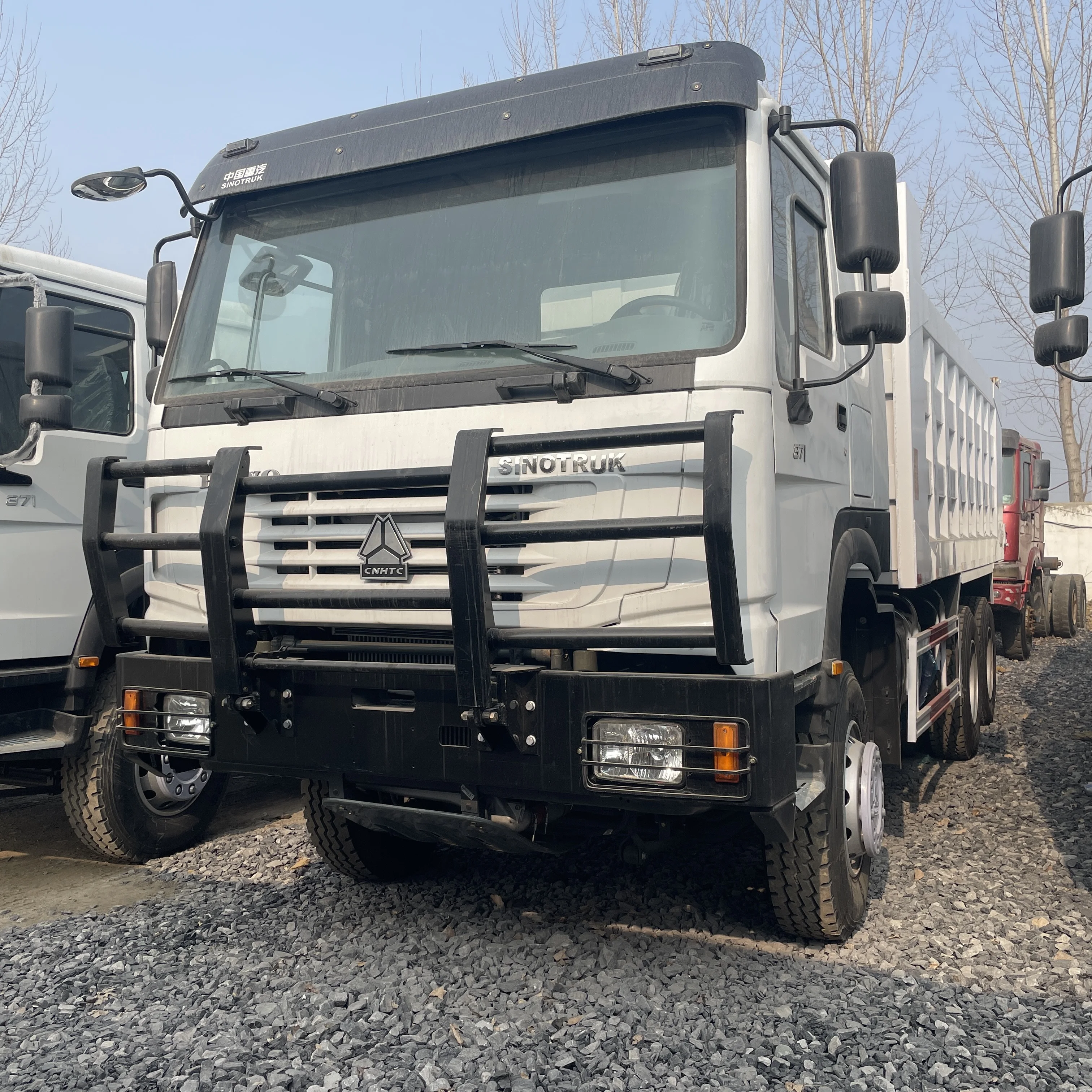 Used Howo dump truck with a load capacity of 30-50 tons, 6X4 dump truck