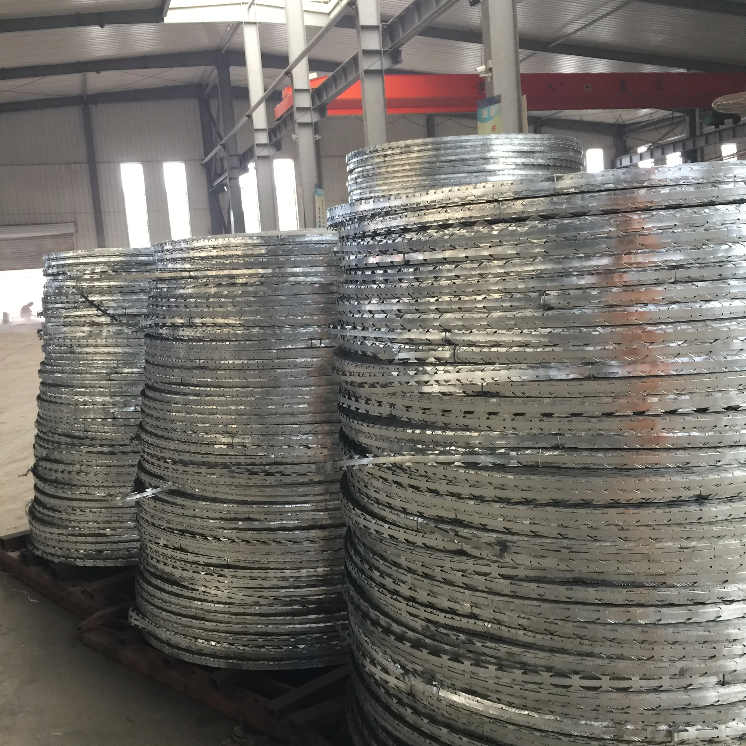 Hot Selling Suppliers Prices Fencing Net Welded Wire Mesh Roll Galvanized 1*1/2  16 Barbed Wire