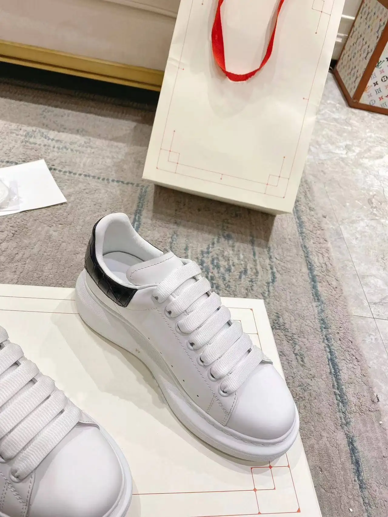 New Stone Cowhide Small White Shoes, Breathable and Comfortable Shoes for Men and Women, Thick Sole Retro Casual Shoes Designer