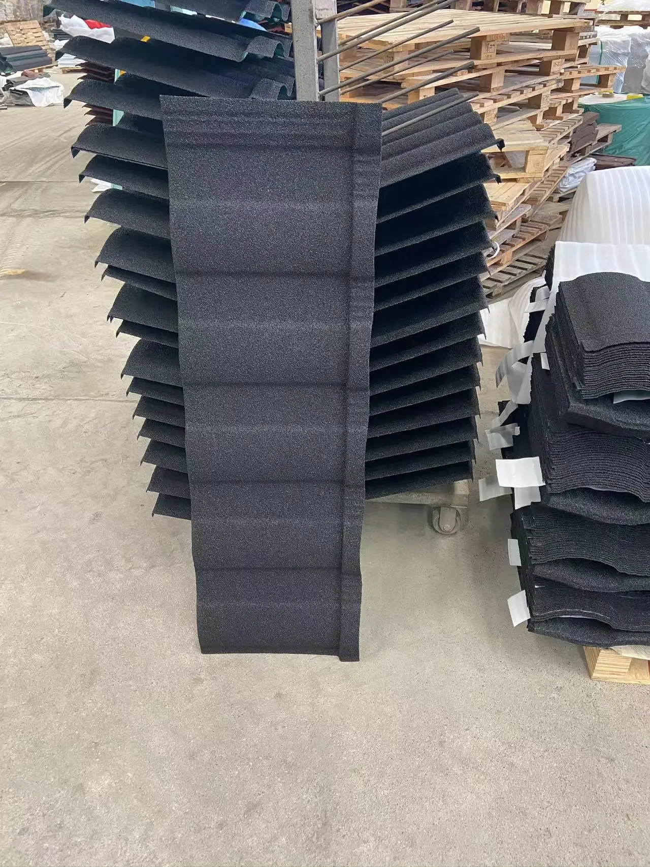 High Quality Modern Design Stone Coating Metal Roof Tiles Anti-Corrosion and Rust-Proof for Apartments