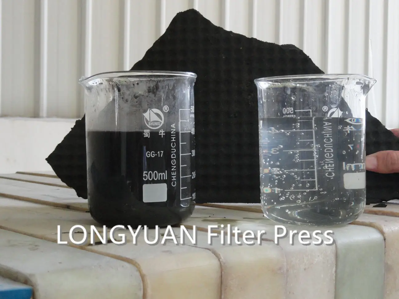 Small/miniature integrated manual filter press for filtering solids and liquids