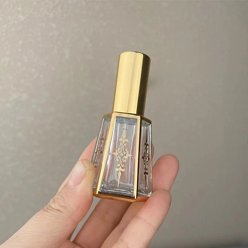 Luxury Electroplating Golden Pattern Glass Spray Bottle 15ml Mini Pyramid Shape Refill Fine Mist Perfume Bottle