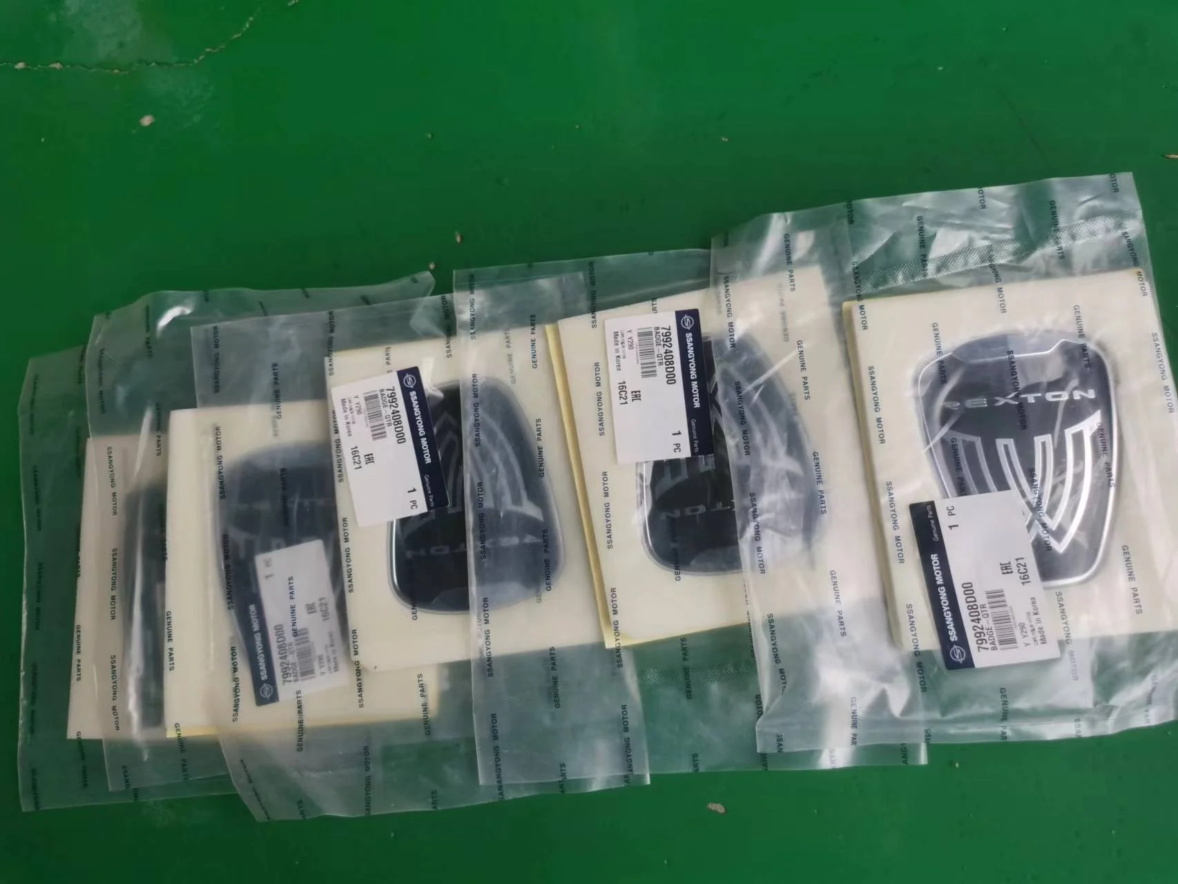 Ssangyong logo W REXTON dedicated OE7992408D00