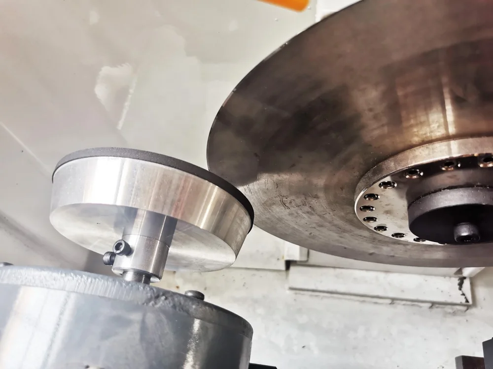 Small surface grinding machine for circular blade