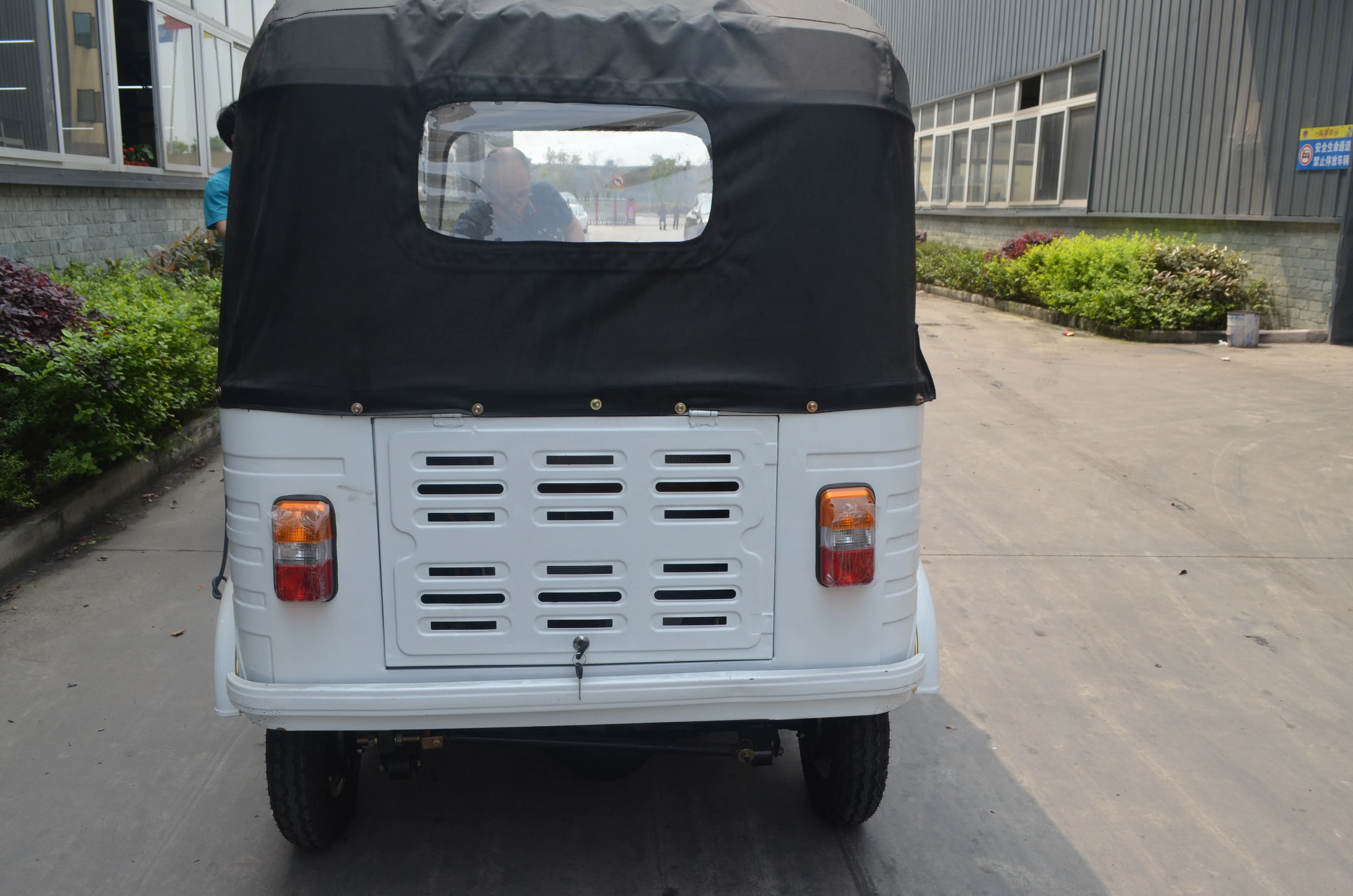 Gasoline bajaj 3 passengers 2 row bajaj passenger tricycle/three wheel motorcycle for passenger