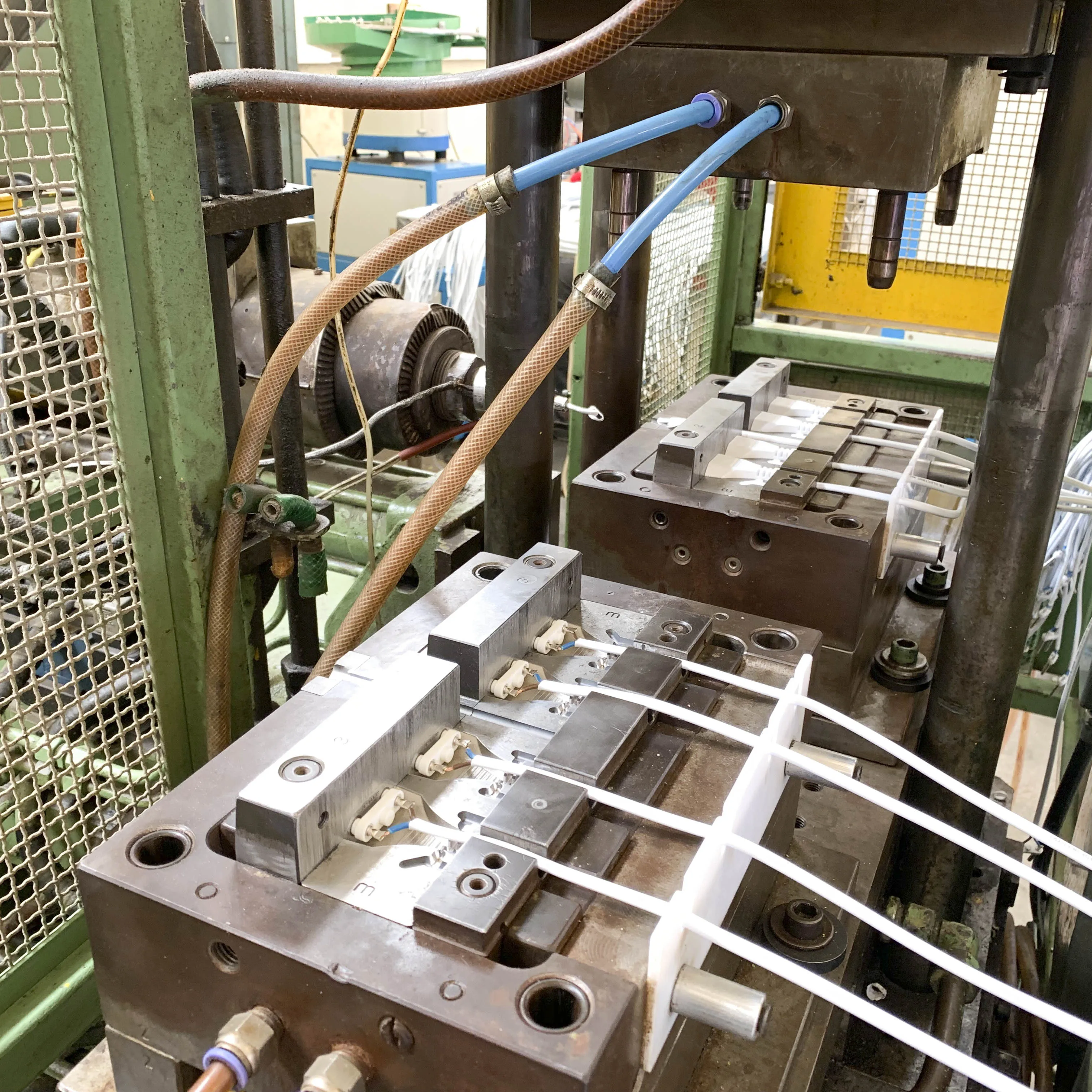 SLIDE PLUG MOULD TOOLING INJECTION XY00256