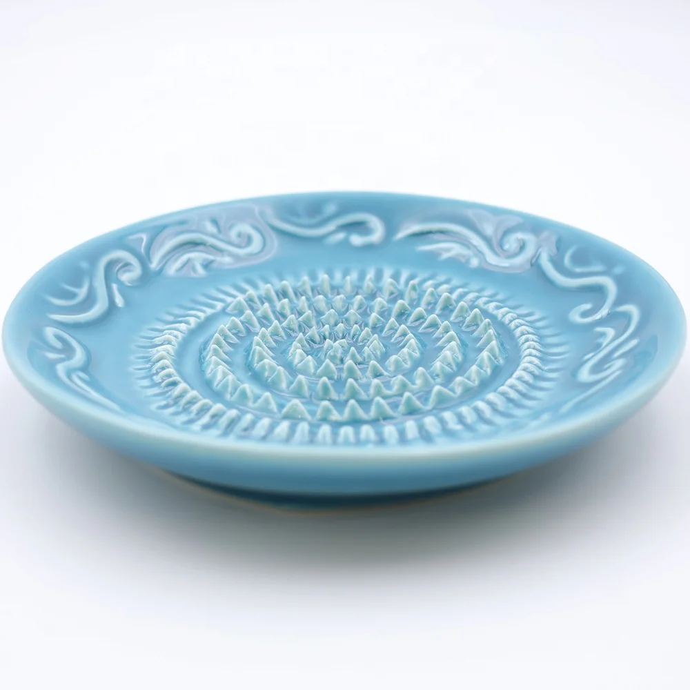 Custom wholesale handmade high quality kitchenware blue classic relief pattern round ceramic ginger garlic grater plate