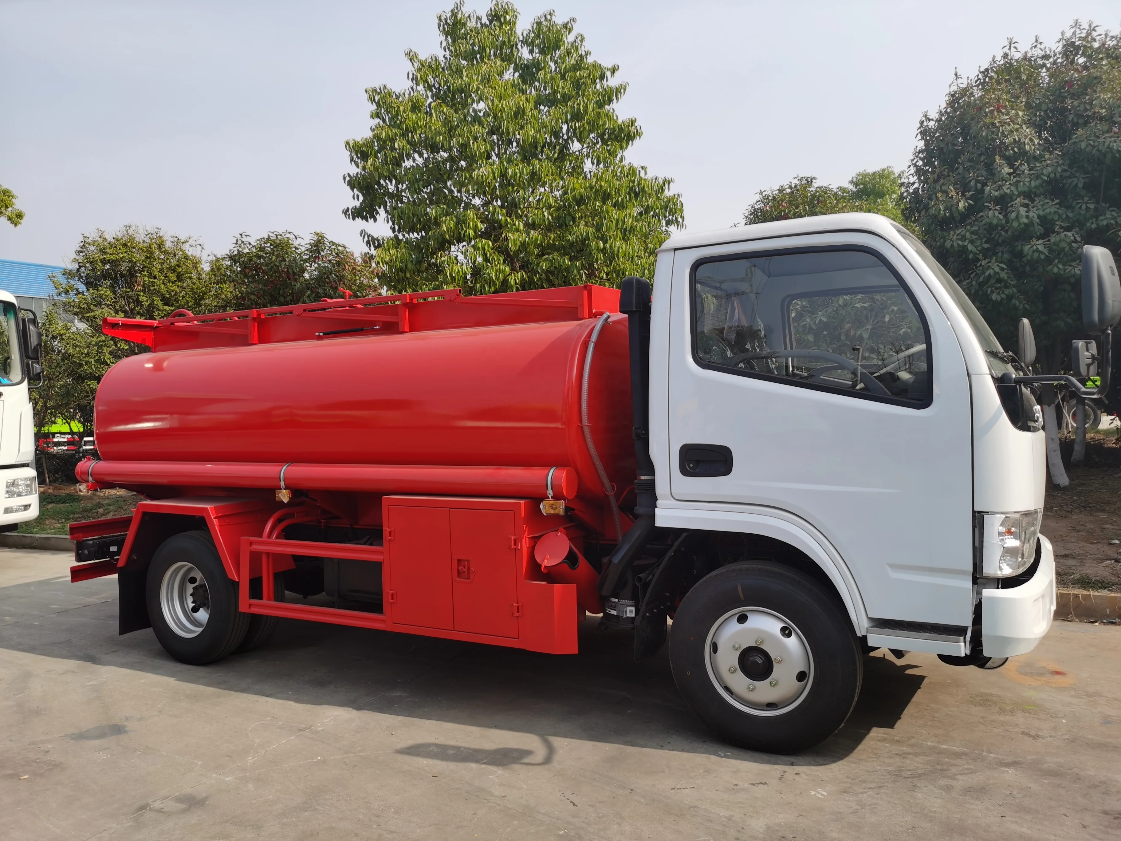 CHeap Dongfeng 4x2 Fuel Bowser Truck 5000 Liters Mobile Fuel Station Dispenser Tank Truck Oil