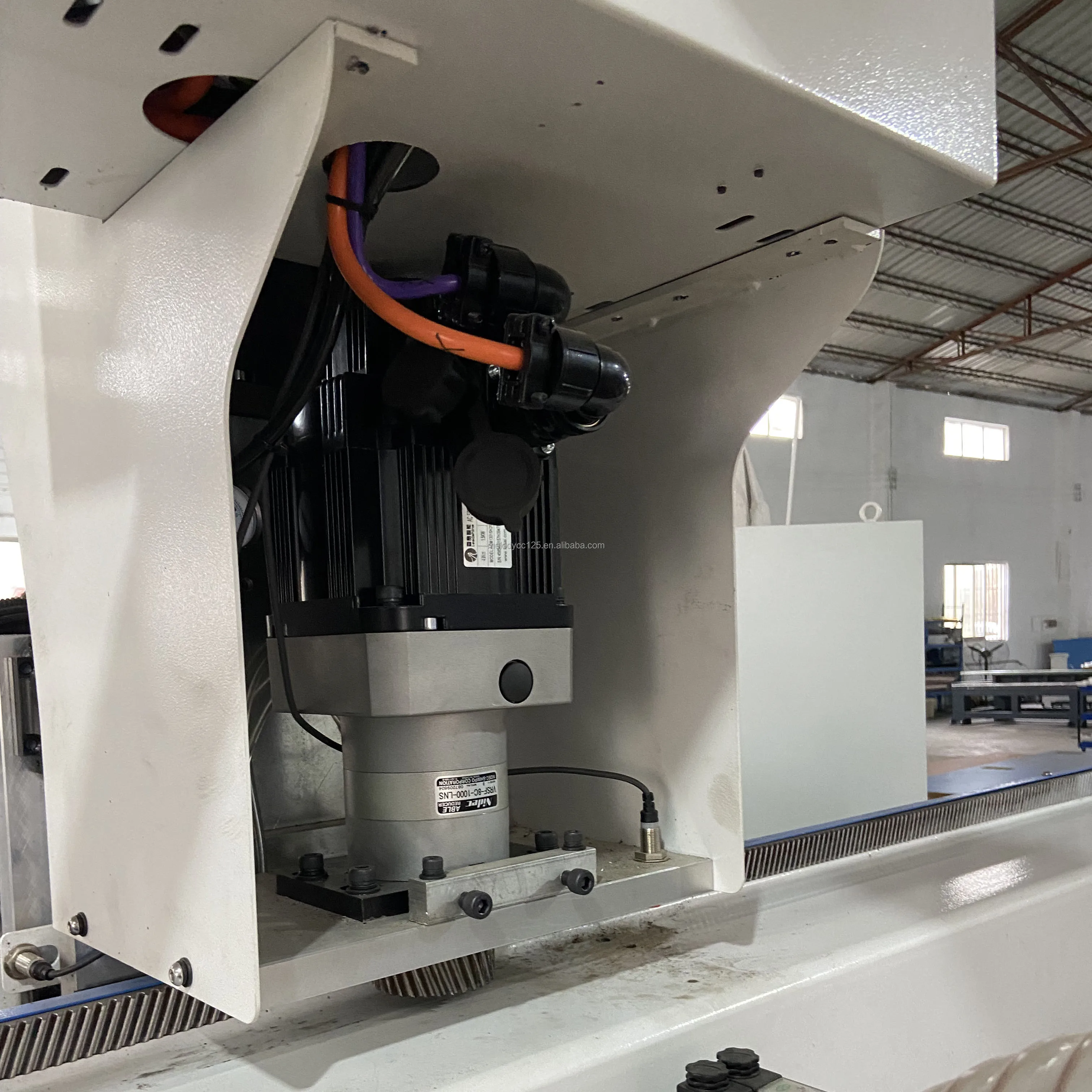 In-line tool changing and cutting machine Twelve tool positions spindle cutting machine