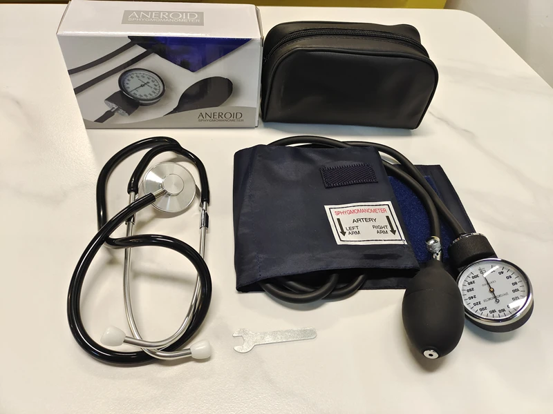 Medical aneroid sphygmomanometer with stethoscope