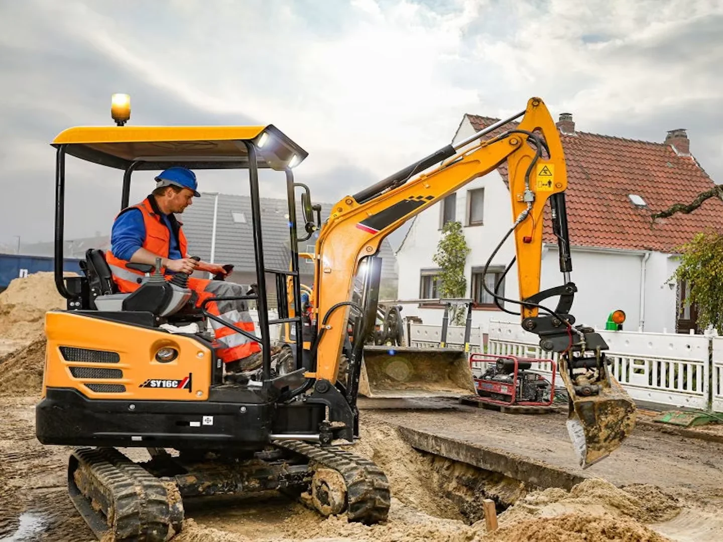Factory price China YuChai Mini 1.8ton Excavator Zero Tail YC18SR Hot Sale