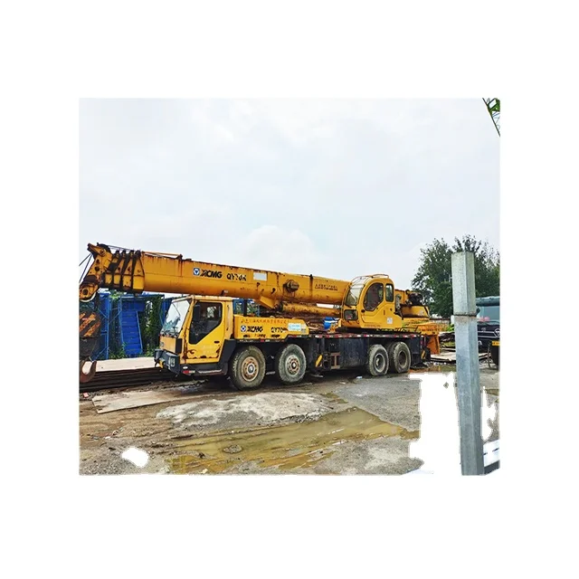 A particularly cheap 70-ton truck crane made in China with low fuel consumption can be used in construction works