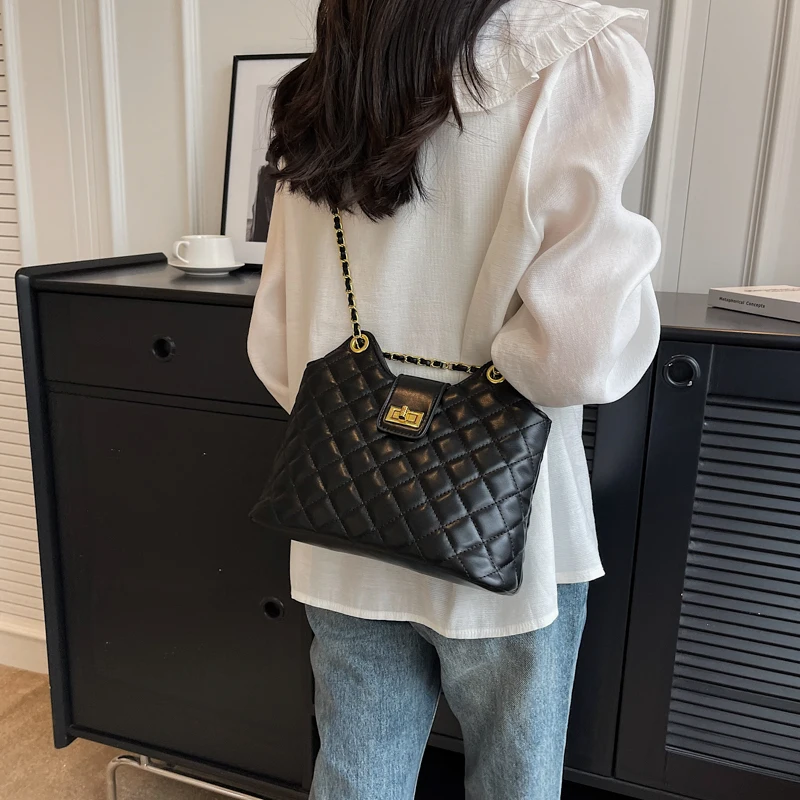 Luxury 2023 Chain Shoulder Bags Leather Handbag Single Lady Handbag for Girls Designer Lattice with Hasp Polyester for Women