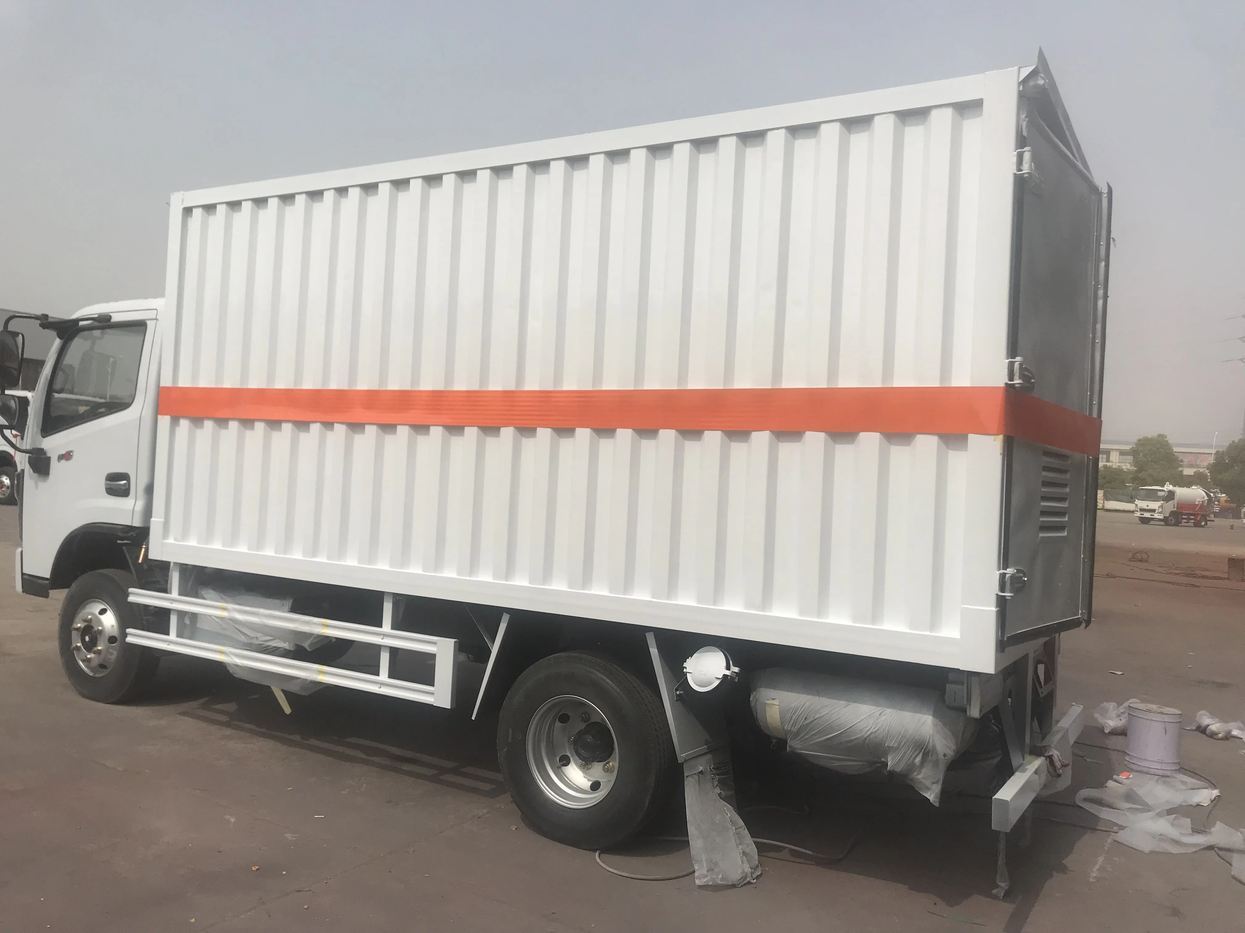 Cheap price light duty Corrugated van box carrier light duty 4T new  China manufactured dry goods transported van cargo truck